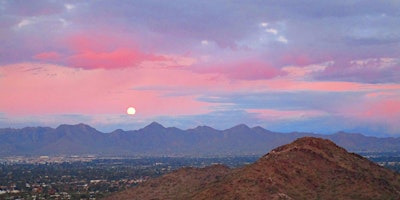 Primaire afbeelding van Spectacular Sunset and Full Moon Hike in Phoenix Mountains Preserve