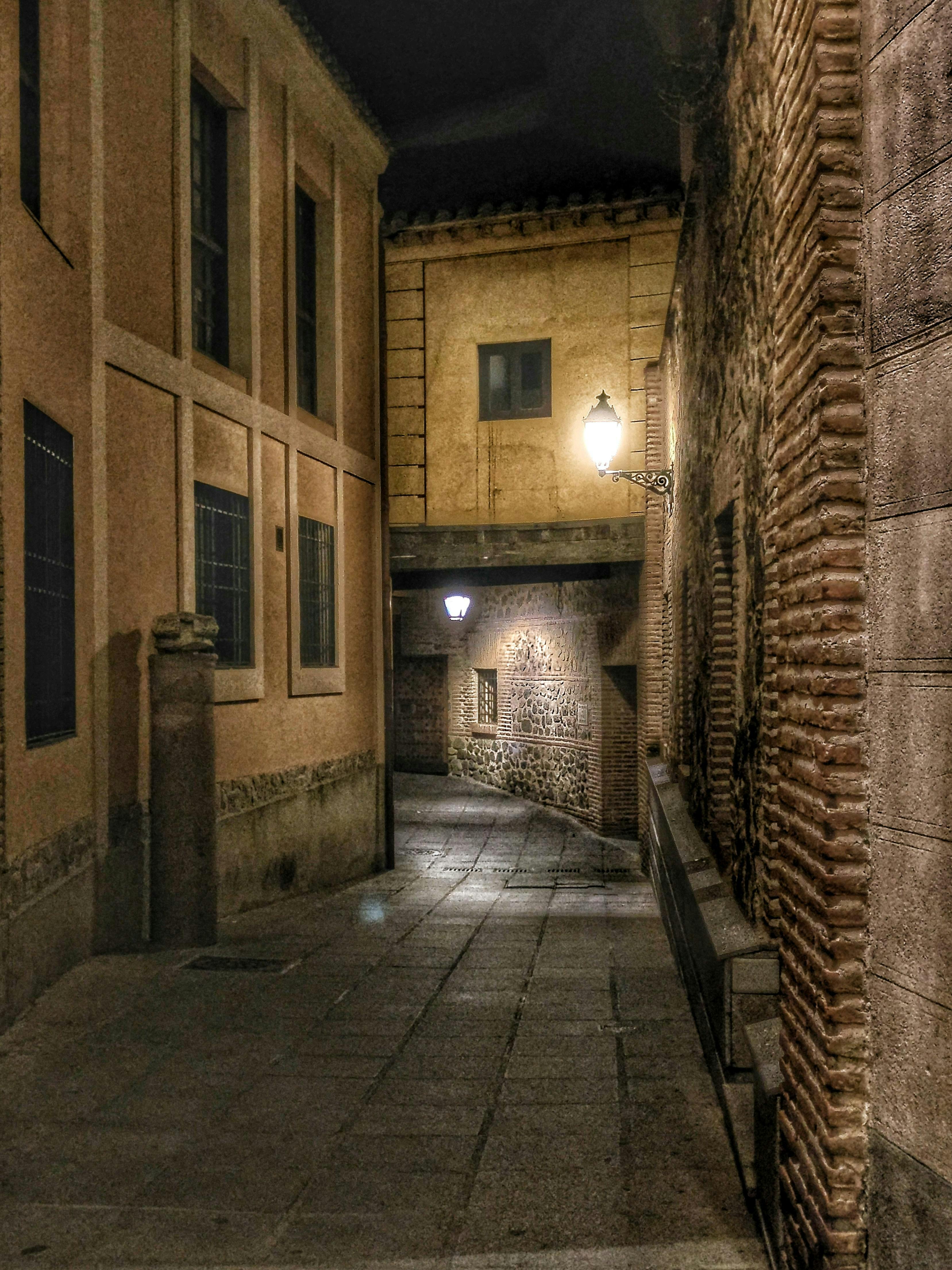 Toledo Medieval con entrada a espacio subterráneo.