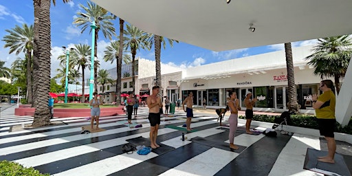 Imagem principal de Free Community Yoga on Lincoln Road