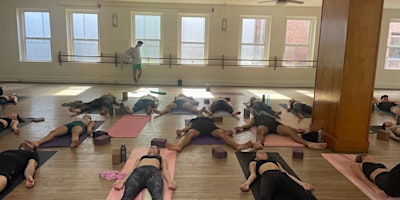 Yoga With Blake  primärbild