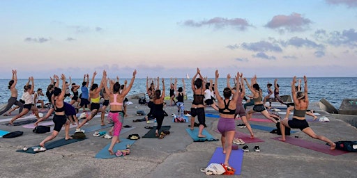 Primaire afbeelding van FULL MOON YOGA BY THE SEA WITH LIVE MUSIC