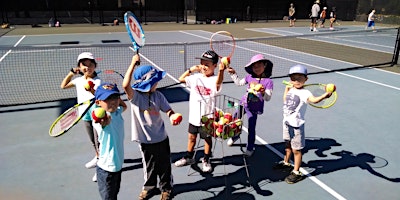 Serve, Rally, Play: Smash Boredom at Our Ultimate Tennis Adventure Camp!  primärbild