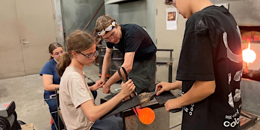 High School Camp! Intro to Glassblowing  primärbild