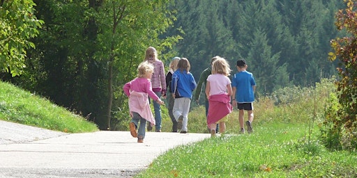 Family Walking Group  primärbild