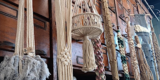 Immagine principale di ADVANCED Macrame Hanging Planter Class 