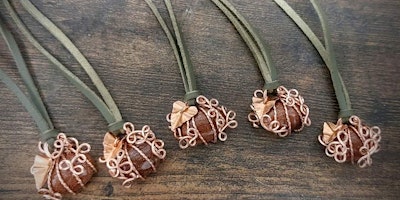 Image principale de Copper Class- Wire Wrapped Pumpkin Pendant