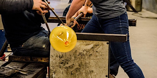 Immagine principale di Intro to Glassblowing  with Charlie Golonkiewicz 