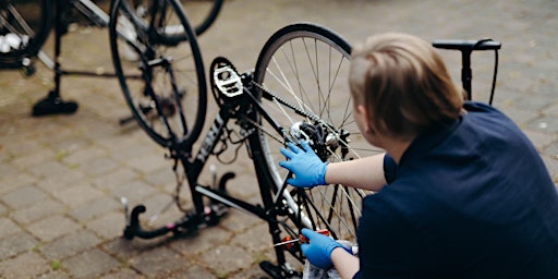 Saturday School: Bicycle Field Repairs  primärbild