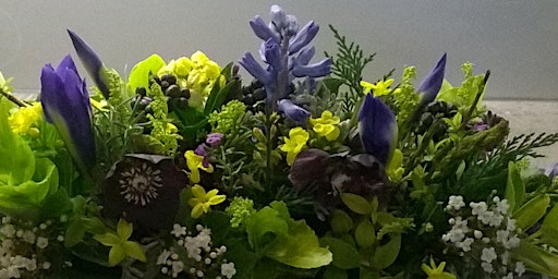 Spring flower arrangement primary image