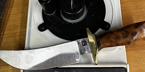 Beginners knife making class.  primärbild