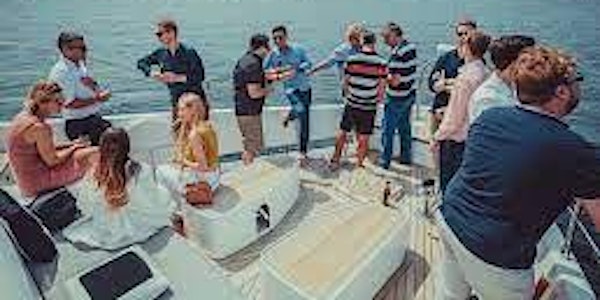 The party at the yacht is extremely lively and has delicious dishes