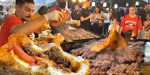 Immagine principale di street food festival night with extremely delicious dishes 