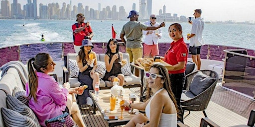 Primaire afbeelding van The music party and food enjoyment on the yacht are extremely attractive