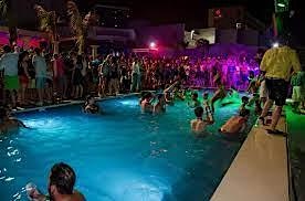 Image principale de Party night at the swimming pool is extremely attractive