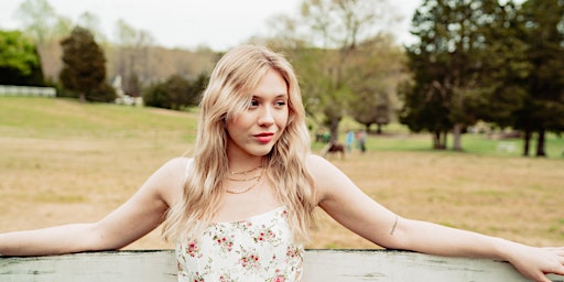 Imagem principal de Mini Portrait Sessions at Dewberry Farm in Kernersville, NC