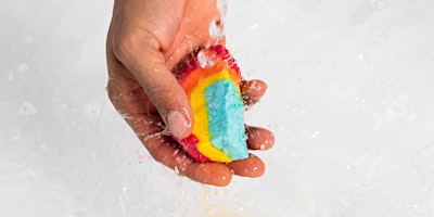 Imagen principal de Planes Creativos en Madrid: Crea tu propia burbuja de baño Rainbow