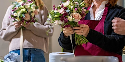 Imagem principal de Classic Style Hand-tied Bouquet