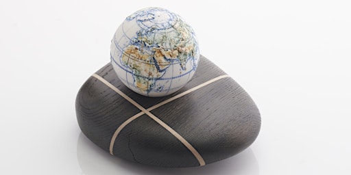 Image principale de Mapping Earth: Porcelain Globes at The Royal Geographical Society