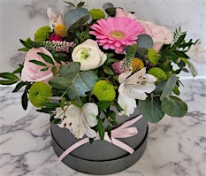 Imagem principal de Mothers day gift - make a  hatbox of flowers