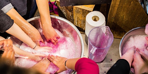 Imagen principal de Planes de Semana Santa: ¡Crea tu propia bomba de baño en Lush Fuencarral!