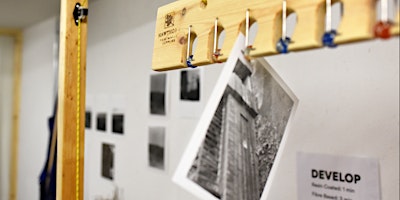Printing Photographs in the Darkroom  primärbild