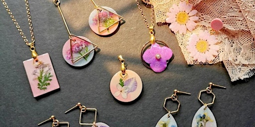 Image principale de Personalised UV Resin Floral Accessories