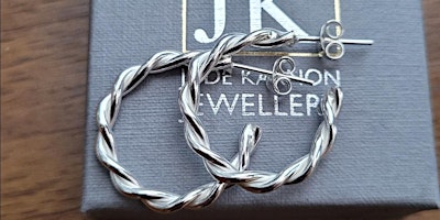 Image principale de TWISTED SILVER HOOP EARRINGS