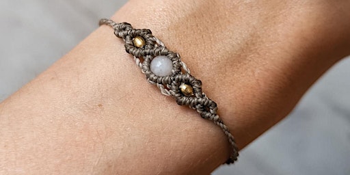 Immagine principale di Makramee Schmuck-Workshop: Edelsteinarmband knüpfen 