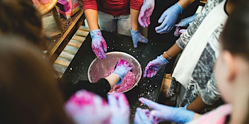 Immagine principale di Planes en Barcelona: Taller de burbuja de baño en Lush Illa 