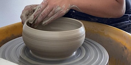 1:4 Adult beginners throwing class, pottery wheel workshop