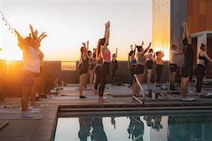Imagem principal do evento Sunset Yoga Poolside @ Alibi Rooftop Lounge