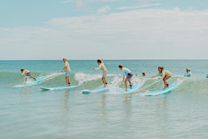 Immagine principale di Colonial Kids Surf Camp 2024 