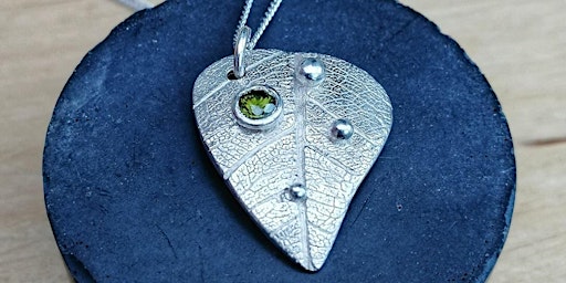 Primaire afbeelding van Silver Clay Botanical Charm Class