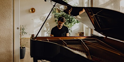 Immagine principale di Exklusives Studio-Konzert im Haus des Künstlers | Storytelling Piano | 