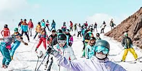Extremely attractive skiing festival  primärbild