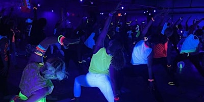 Imagem principal do evento lululemon x Moira Congdon Black Light Yoga Glow Flow to Benefit MTPC