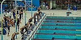 Extremely exciting swimming competition event  primärbild