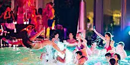 The party at the pool is extremely attractive  primärbild