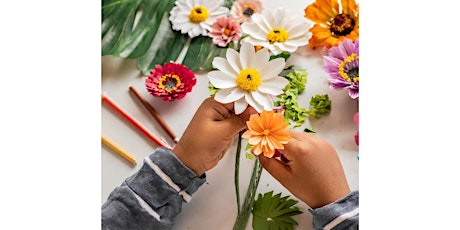 ATELIER ENFANT : couronne murale avec fleurs en papier primary image