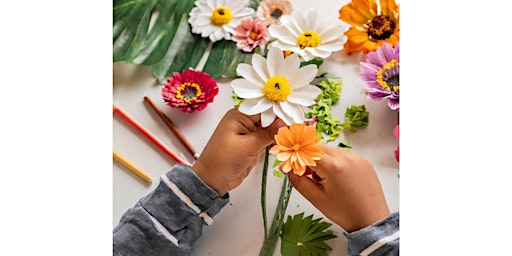 Immagine principale di ATELIER ENFANT : couronne murale avec fleurs en papier 