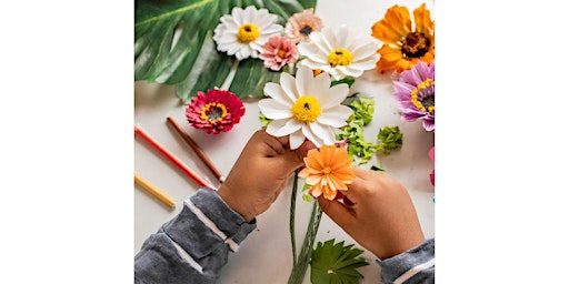 ATELIER ENFANT : couronne murale avec fleurs en papier primary image