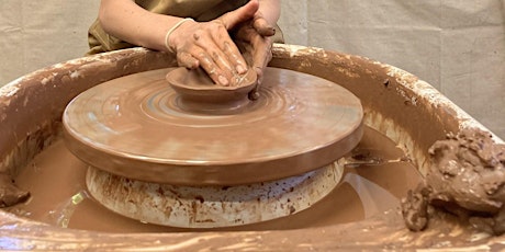Hauptbild für Easter Holidays: Young Potters Throwing