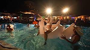 Image principale de Music event night at the swimming pool is extremely exciting