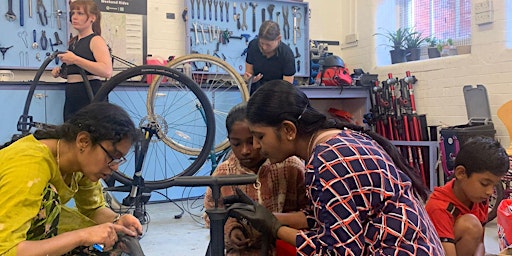 Women's Basic Bike Maintenance Course for Travel Well  primärbild