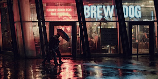 Cineastische Straßenfotografie bei Nacht primary image