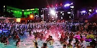 Imagem principal de The night of the music event at the swimming pool was extremely exciting