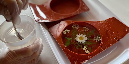 Imagem principal do evento Art of Resin: Floral Spring Plaque Making (Ages 12+)