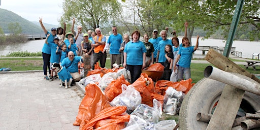 NEW YORK - Manhattan: Hudson River Beach Cleanup At Fort Washington Park