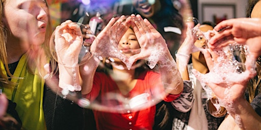 Imagem principal de Planes y eventos en Madrid: Crea tu propia burbuja de baño en Lush Spa.