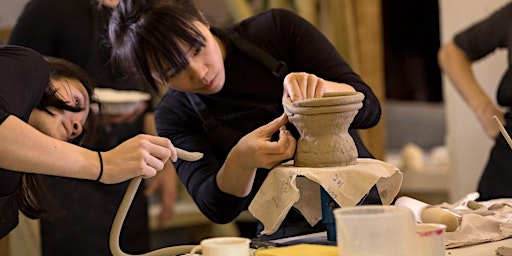 Image principale de Pottery taster session! £45 (wheel throwing + hand sculpting)